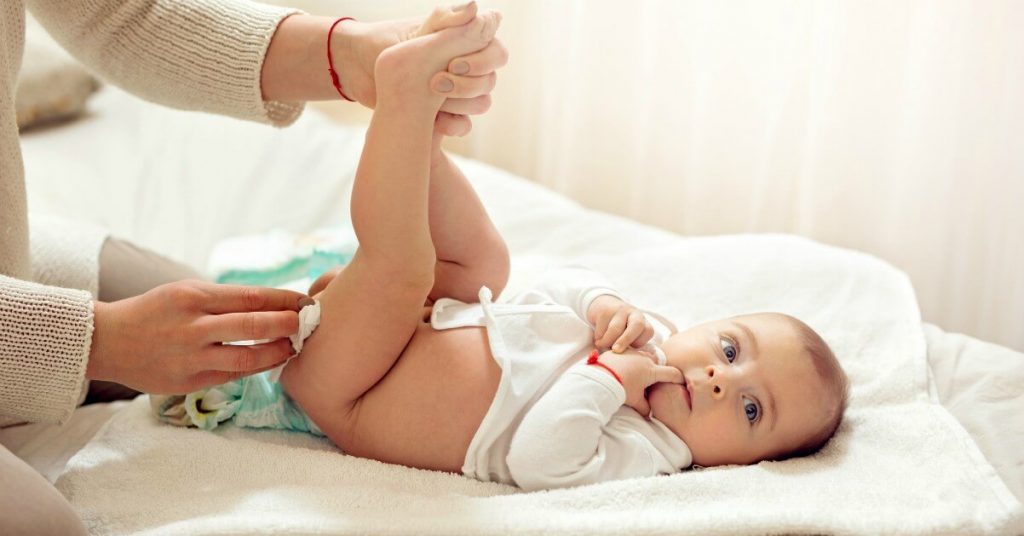 Thay miếng lót sơ sinh cho bé không phải là một việc dễ dàng